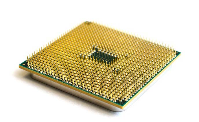 Eine AMD CPU mit ihren Kontaktpins.